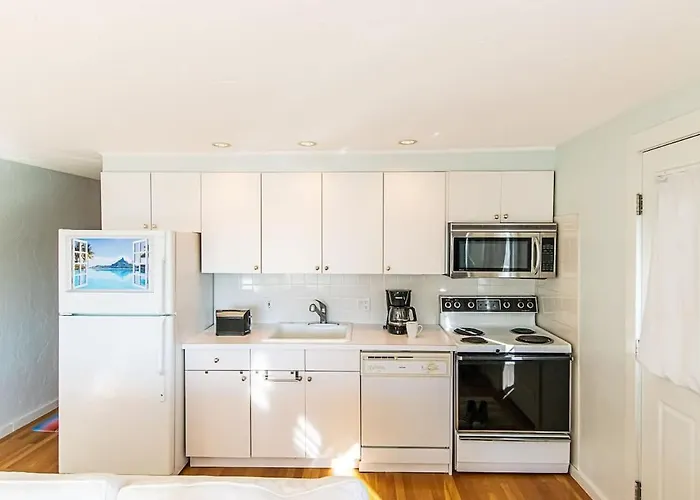 East End Condo Across From Assoc Beach