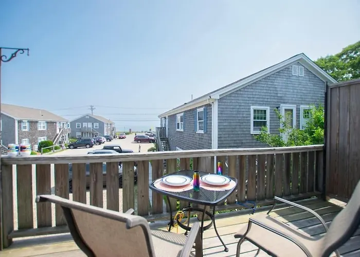 East End Condo Across From Assoc Beach